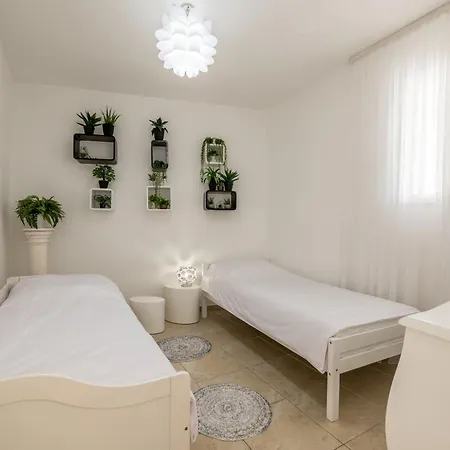 Apartment Luxury Leona *