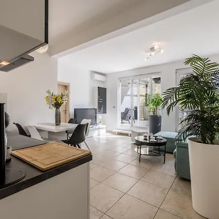 Luxury Leona Apartment