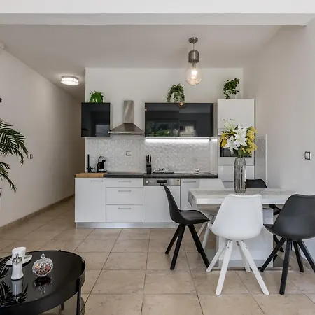 Apartment Luxury Leona *